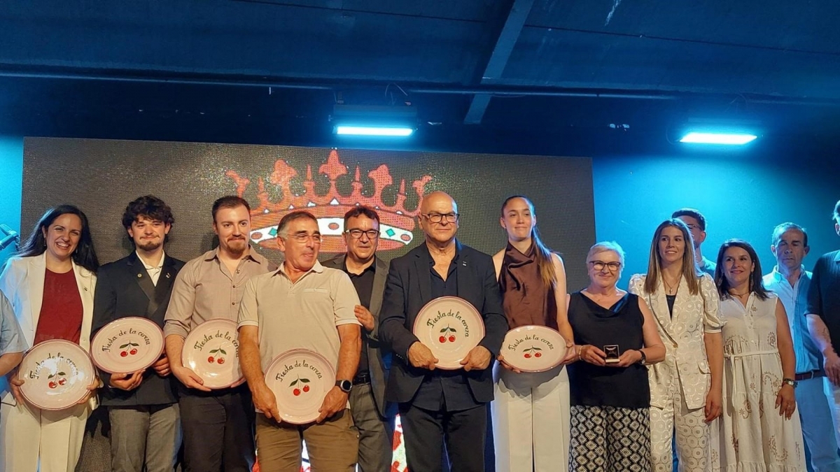  El subdelegado recibe la Cereza de Oro de Castillo de Locubín 