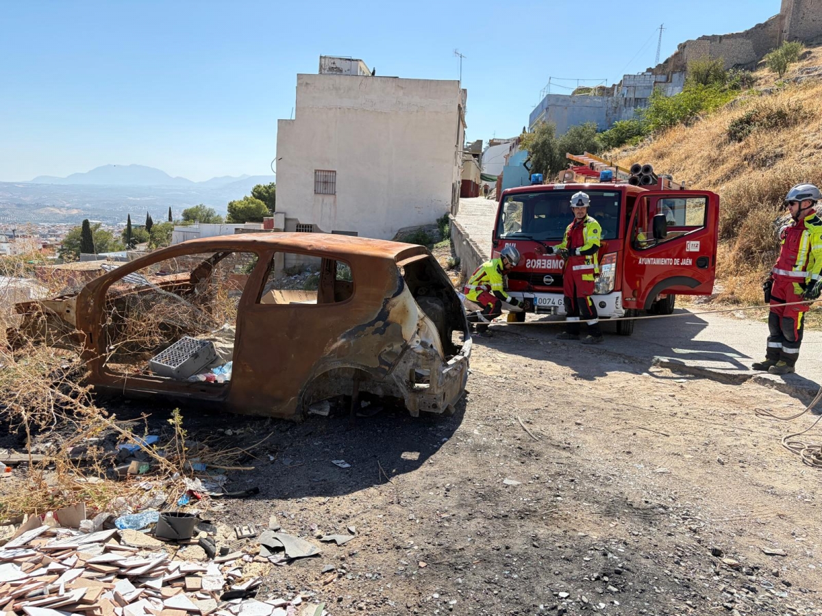  Los Bomberos retiran varios vehículos abandonados en la falda del castillo 
