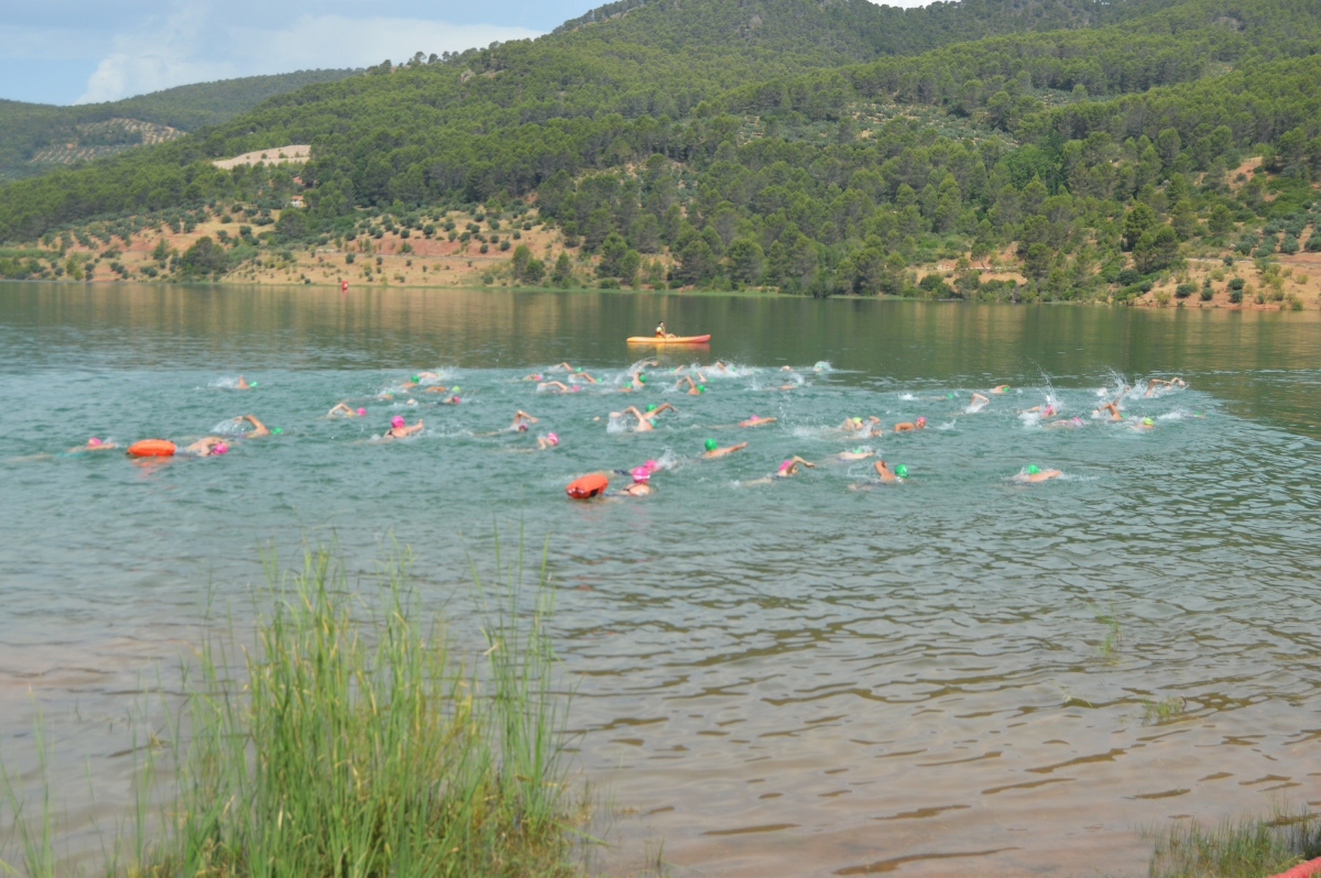  235 deportistas participan en el IX Circuito de Travesías a Nado 