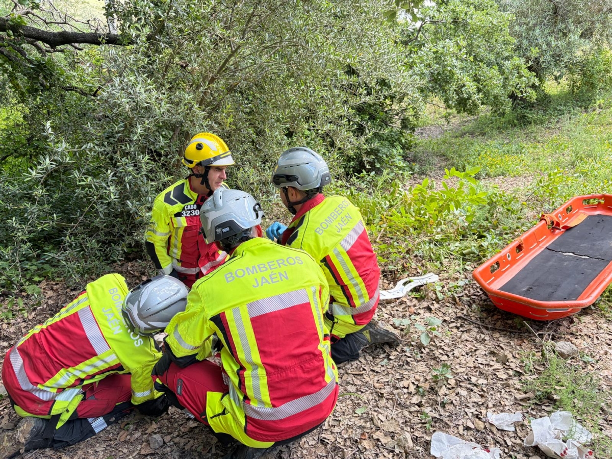  Los Bomberos rescatan a un hombre herido en el paraje de Jabalcuz 