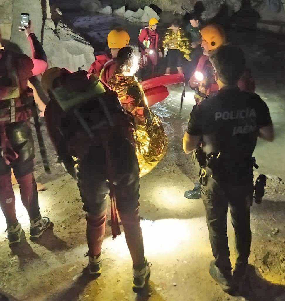  Bomberos de Jaén auxilian a una pareja durante el descenso del río Eliche 