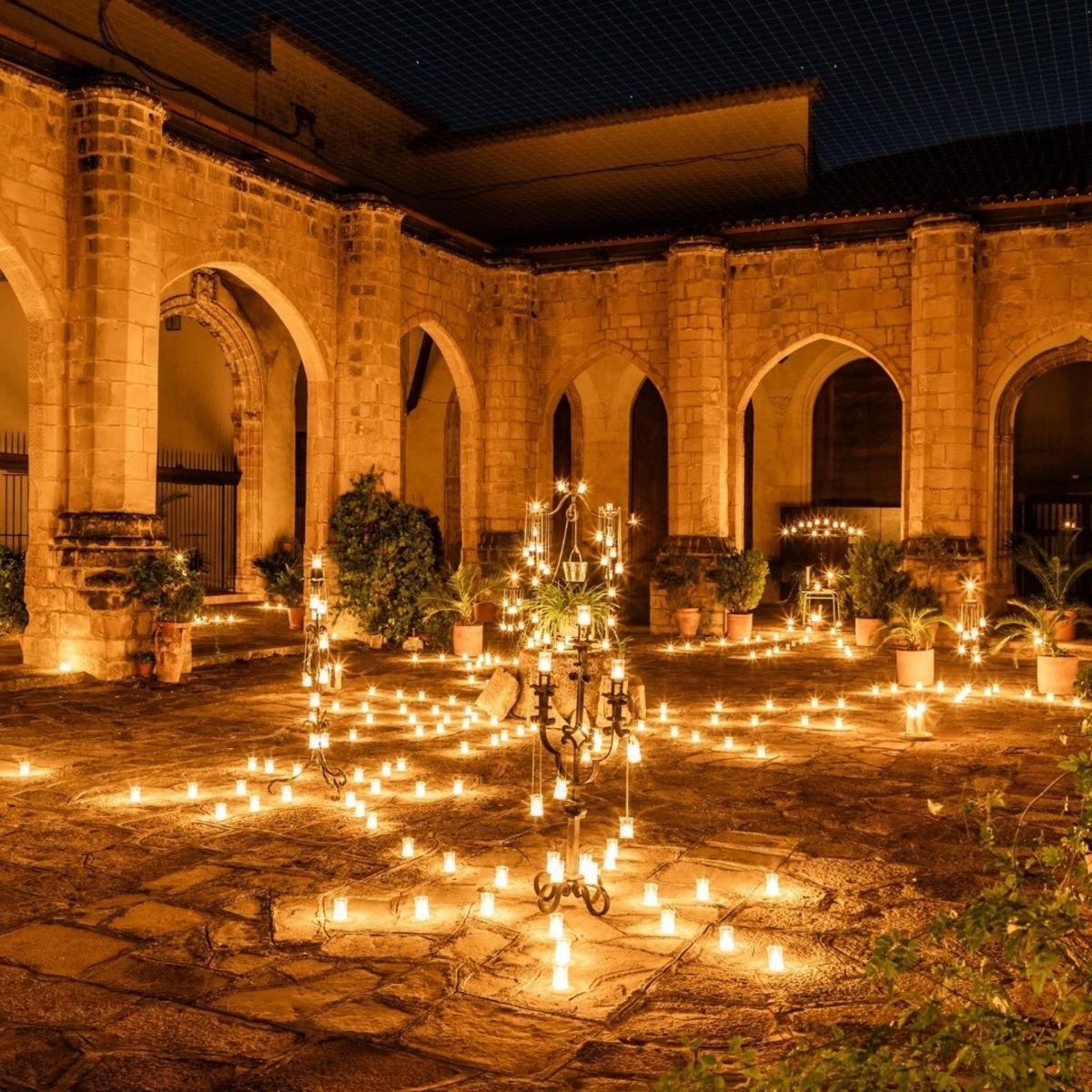 Baeza vuelve a lucir su patrimonio "a la luz de las velas"