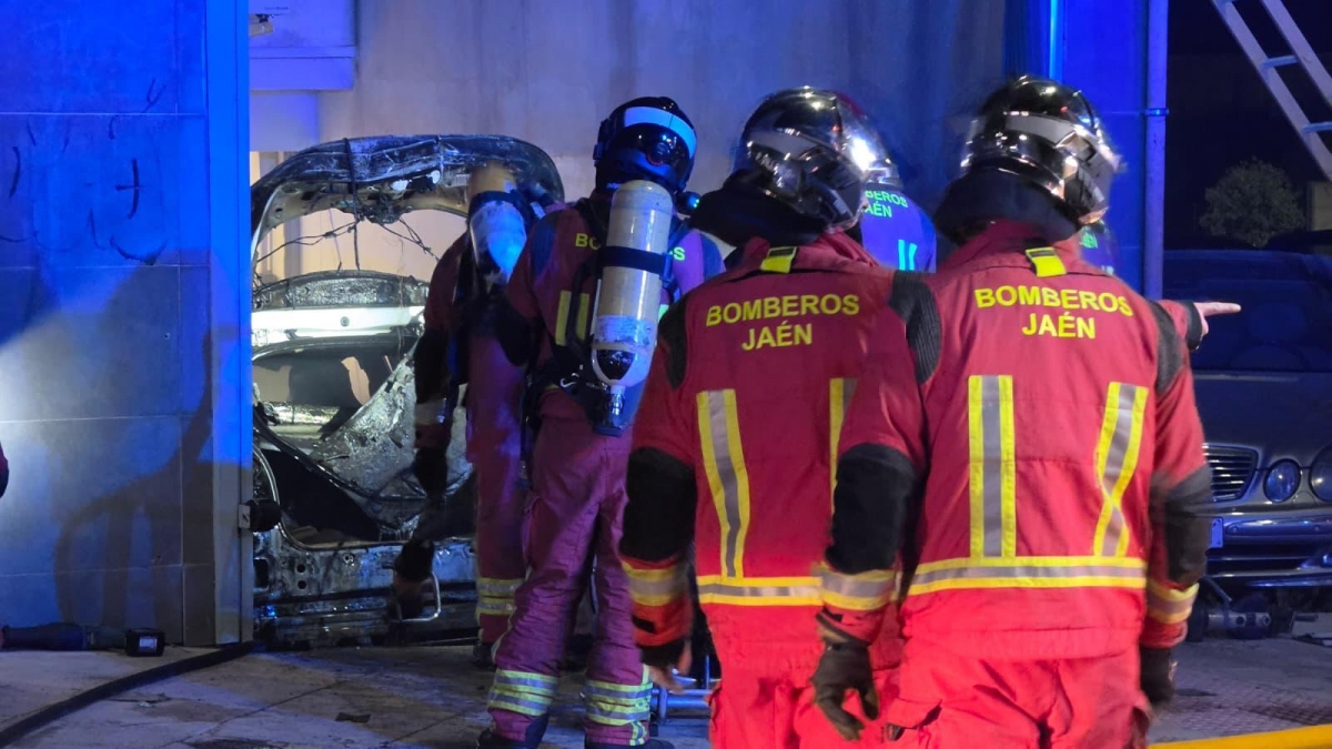  Arde un coche eléctrico en el garaje del centro de salud del Bulevar 