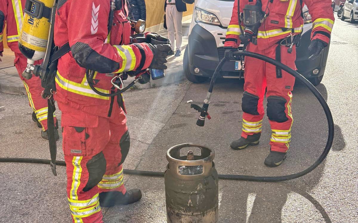  Los bomberos sofocan un incendio en una vivienda de la zona de Santa Isabel 