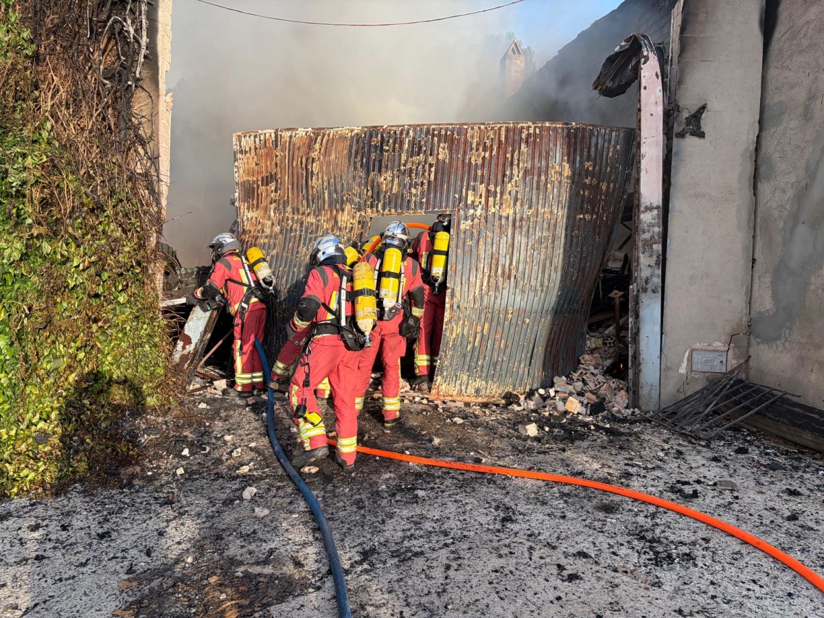  Bomberos de Jaén sofocan el incendio de una nave en Campillo de Arenas 