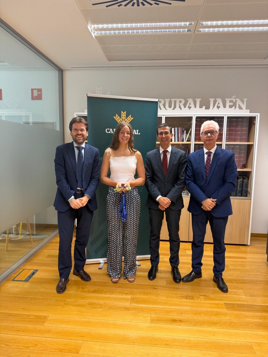  Caja Rural reconoce a la campeona de España de Natación, Aurora Martínez 