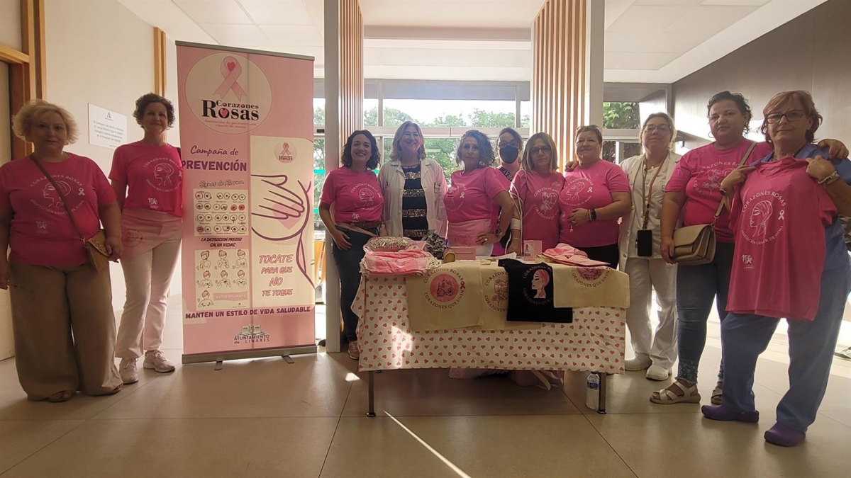 'Corazones Rosas' instala una placa informativa en el Hospital de Linares