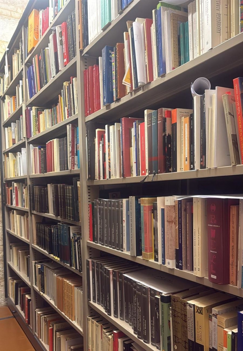  El IEG recibe el fondo bibliográfico del escritor Ruiz Amezcua 
