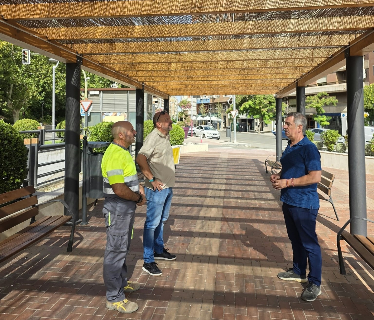 El Ayuntamiento renueva la pérgola de la Plaza de los Perfumes 