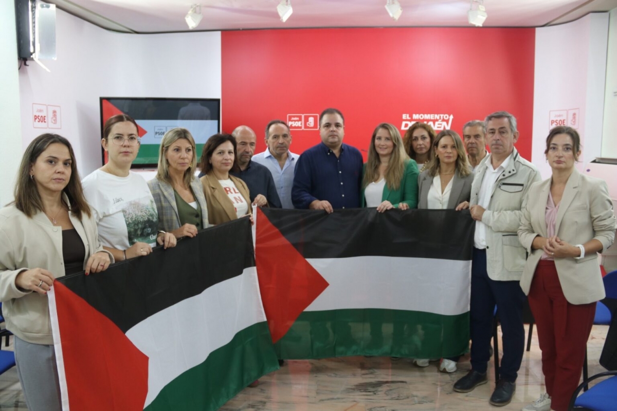 El PSOE hace ondear la bandera de Palestina en su sede