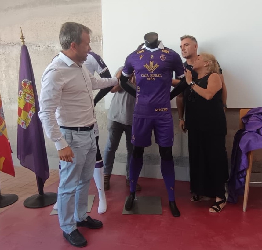  El Real Jaén inspira su segunda equipación en Nuestro Padre Jesús 