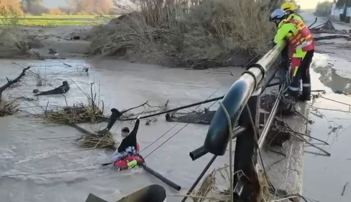 Rescatan a un hombre tras caer al agua con el coche por un puente 