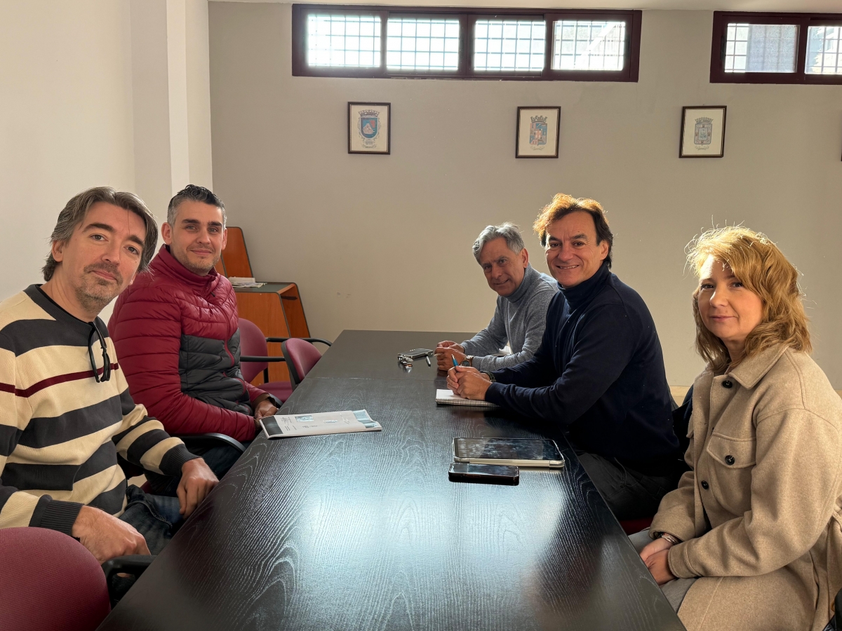  El PP se reúne con los taxistas para tratar la futura movilidad jiennense 