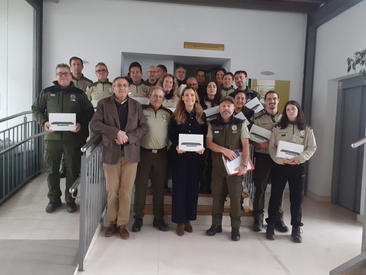  Medio Ambiente entrega tablets a 43 agentes en Cazorla 