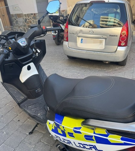La Policía Local inmoviliza un taxi pirata que operaba en la capital