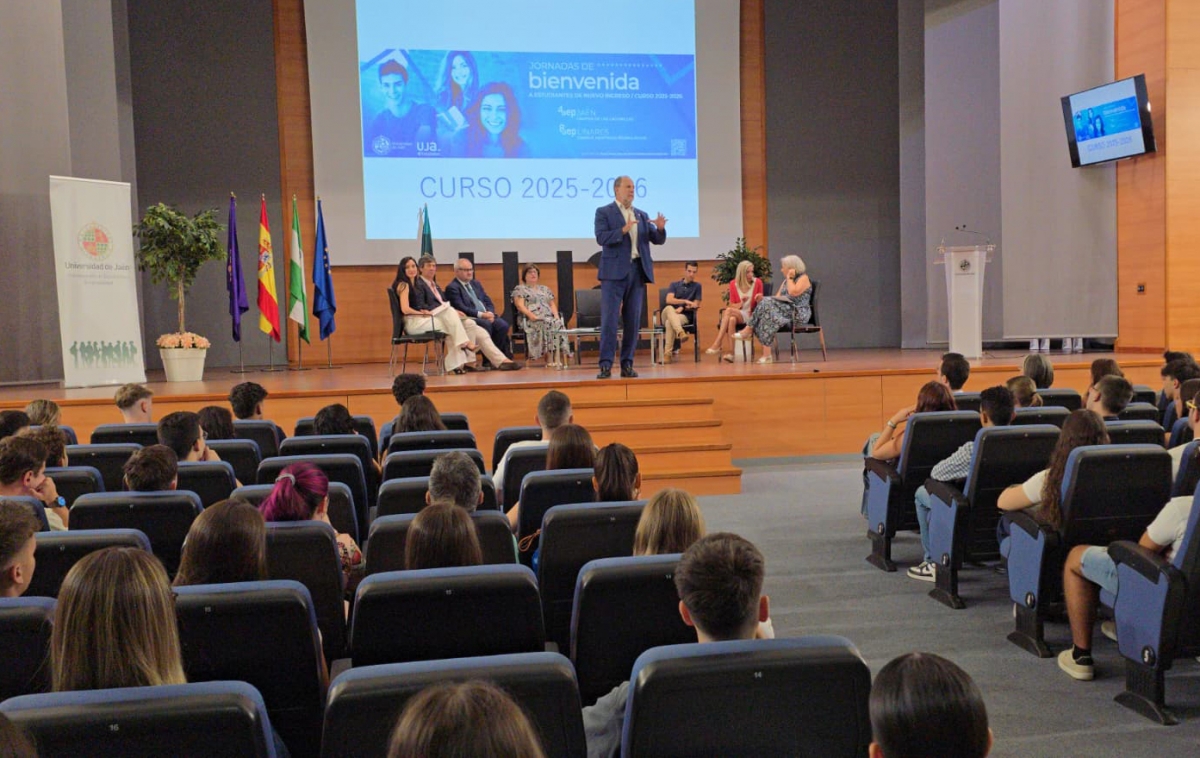 El rector anima al nuevo alumnado a implicarse en el crecimiento de la UJA