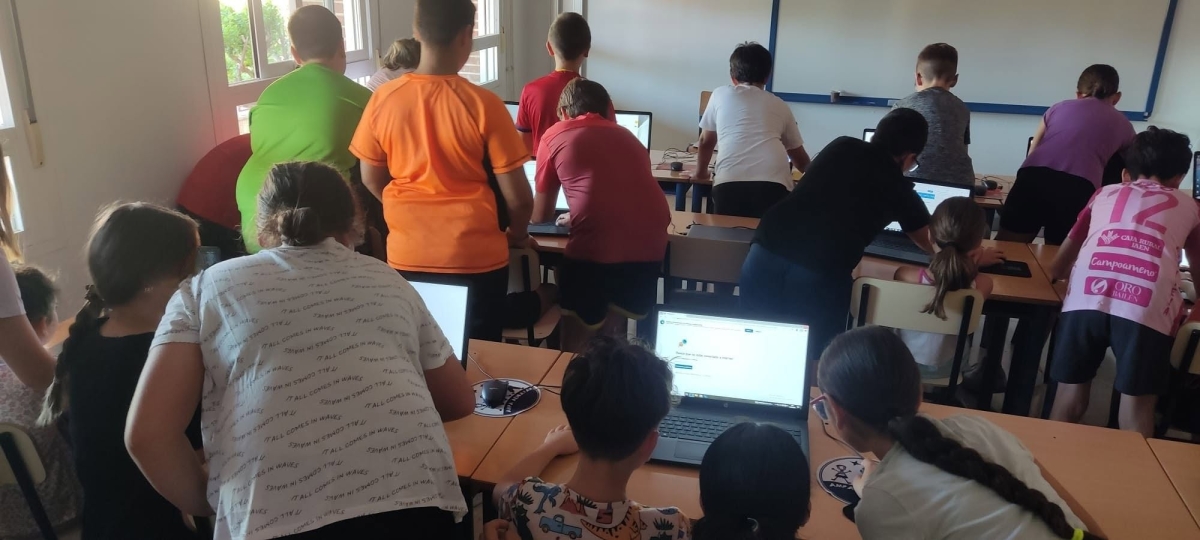  Pegalajar se concentra para exigir la restitución de un maestro 