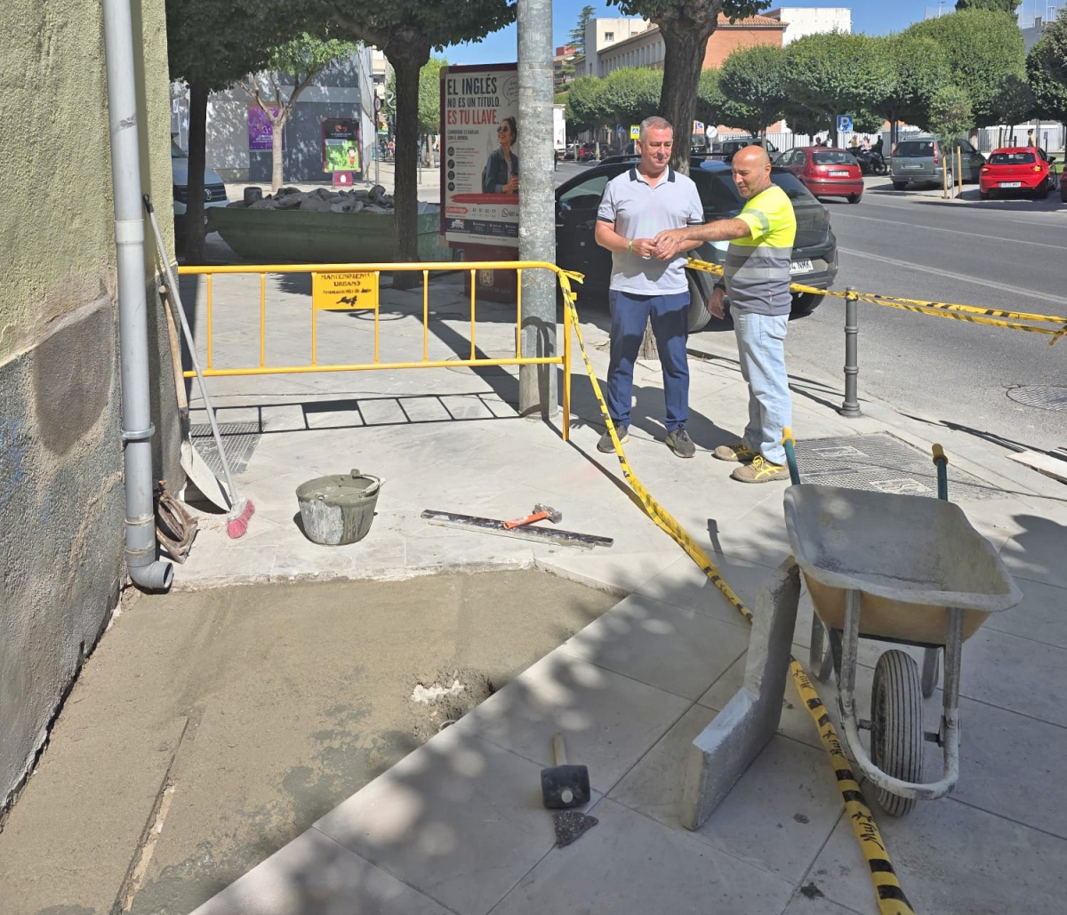  El Ayuntamiento recupera un tramo de acerado en Virgen de la Cabeza 