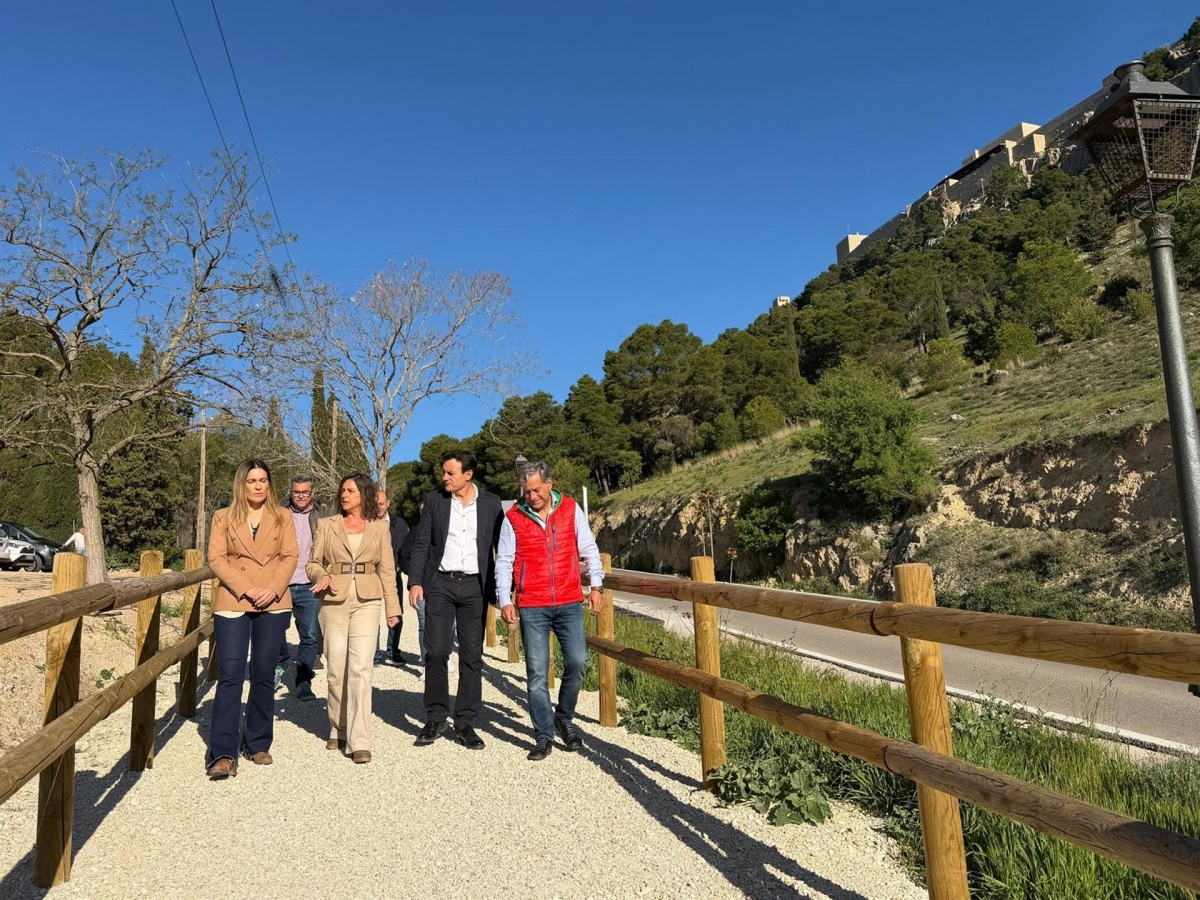  Un sendero facilita el acceso peatonal al Castillo de Santa Catalina 
