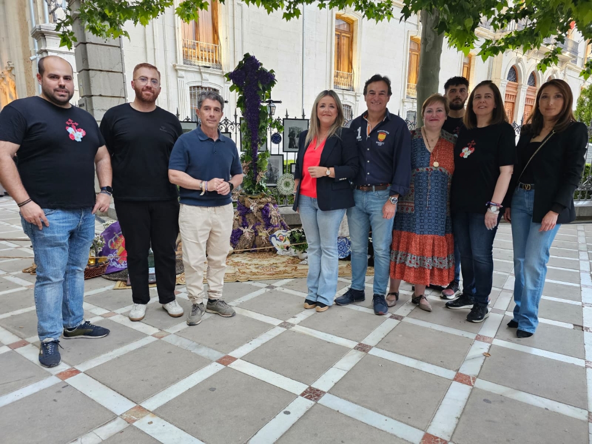  El PP recorre las Cruces de Mayo y respalda a las cofradías 