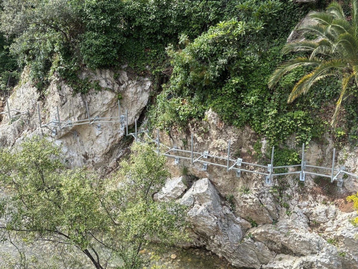  Comienza la instalación de las pasarelas peatonales en Los Cañones 