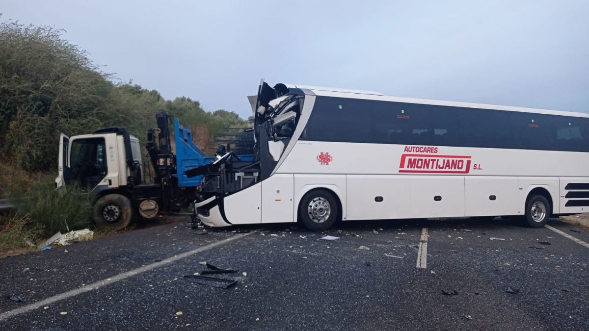 Un autobús sin pasajeros y un camión colisionan en la A-44