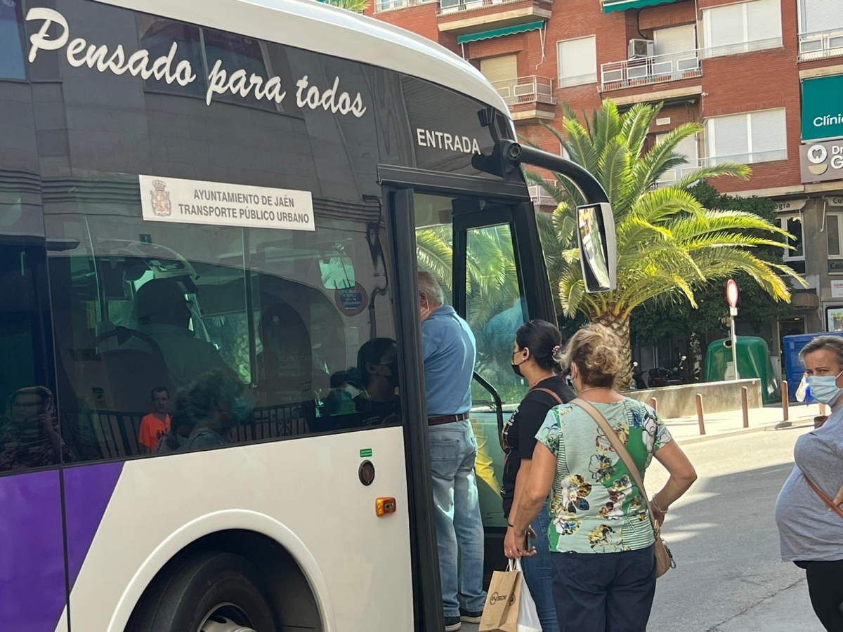 Los viajeros del autobús urbano se duplican en la capital