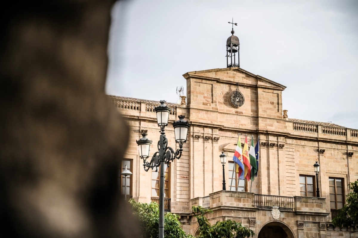El PSOE alerta de una “privatización” en el Ayuntamiento de Linares