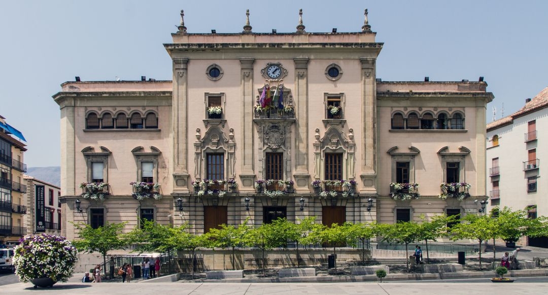 El Ayuntamiento ilumina su fachada de fucsia por el Síndrome de Turner