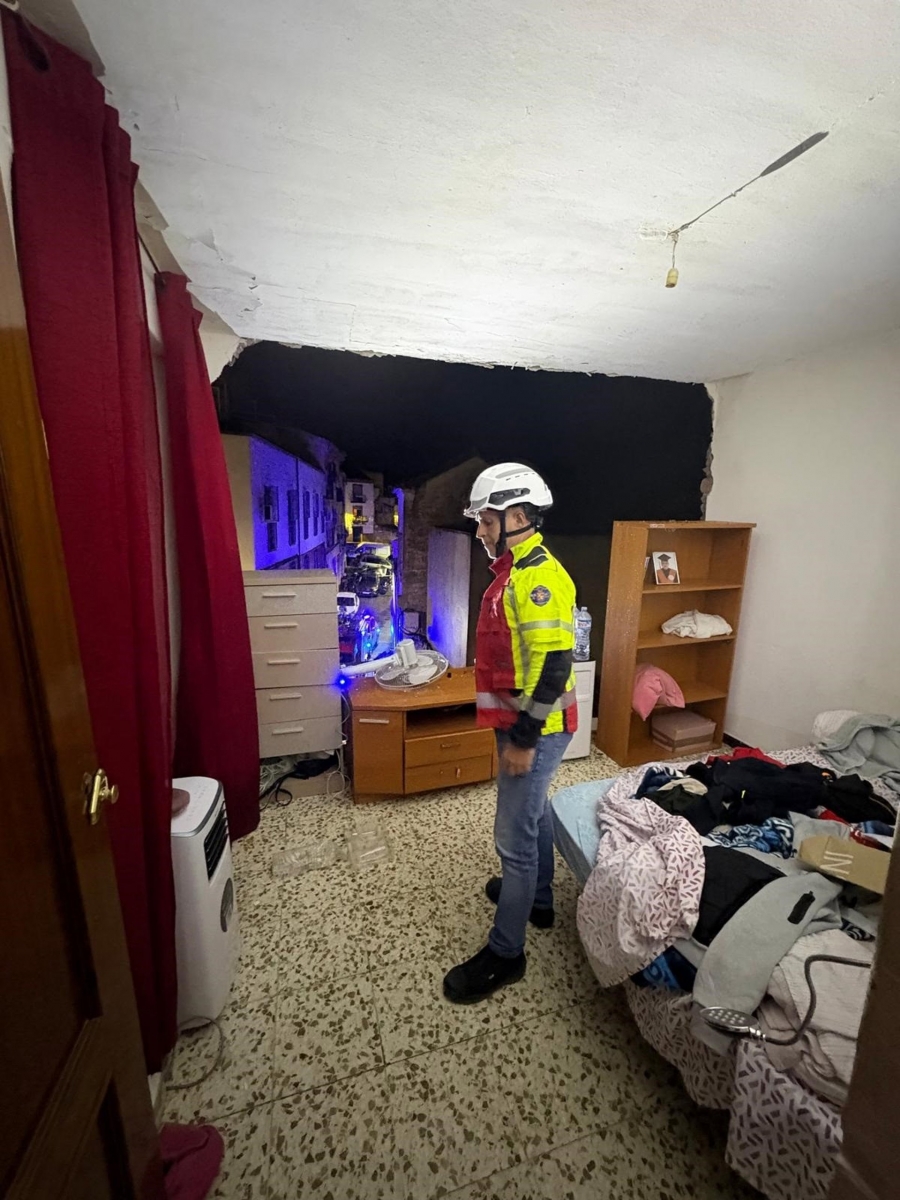  El viento y la lluvia hacen caer una pared en una vivienda en la capital 