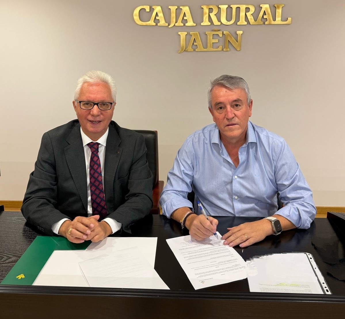  Jaencoop y Caja Rural impulsan un plan contra la plaga del algodoncillo 
