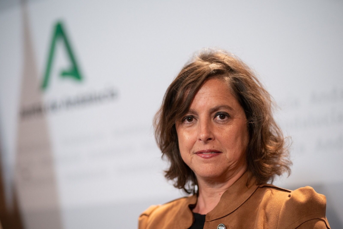 Preguntan a la consejera si tiene algo que ver con el condenado del coto