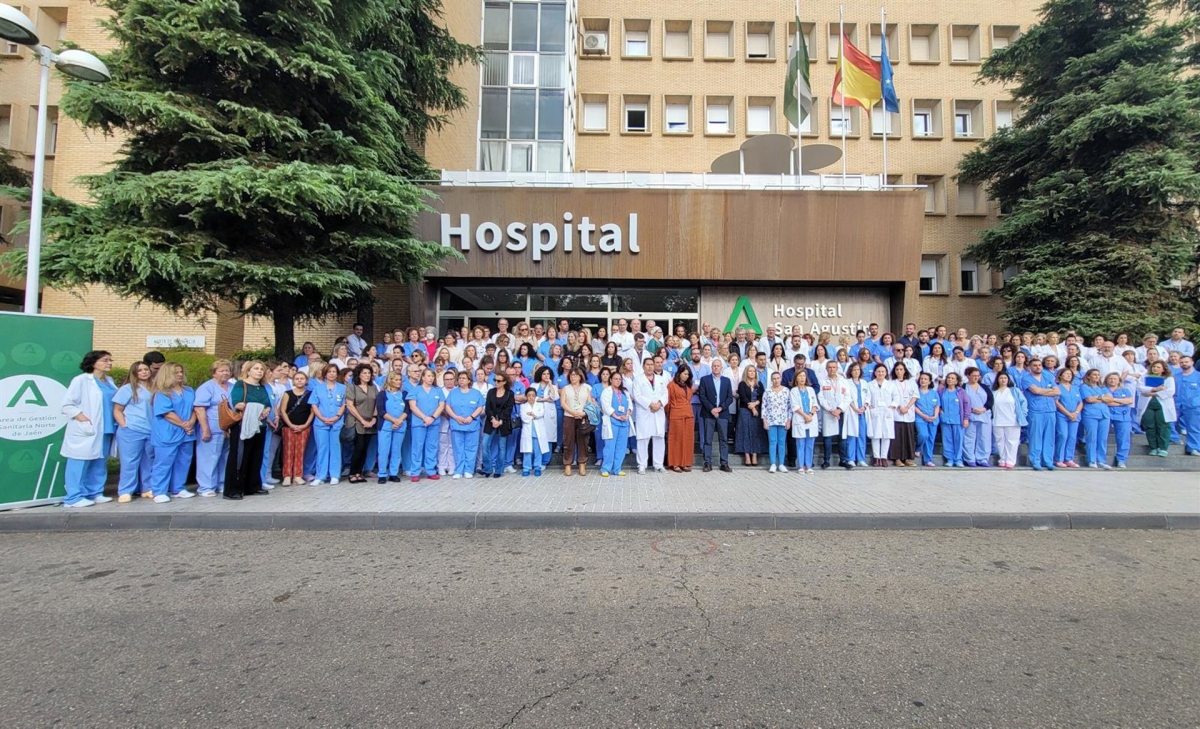 Concentración de repulsa a las agresiones en el Hospital de Linares