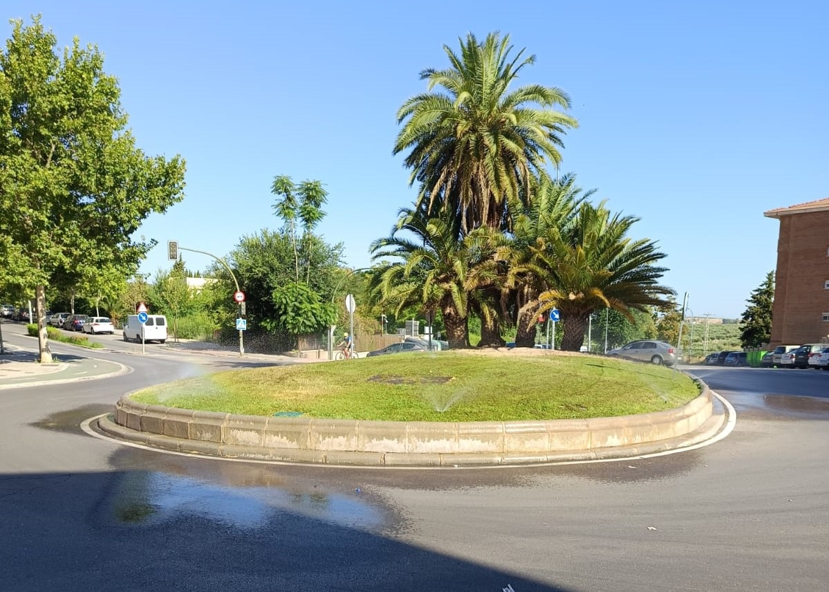 El Ayuntamiento mejora zonas verdes en las avenidas de Andalucía y Arjona