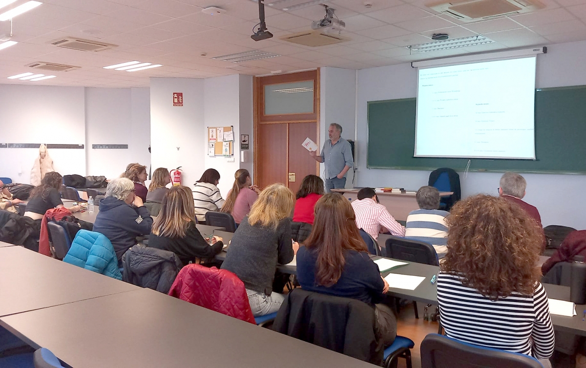 Ginés Cutillas comparte su experiencia literaria en un taller de la UJA 