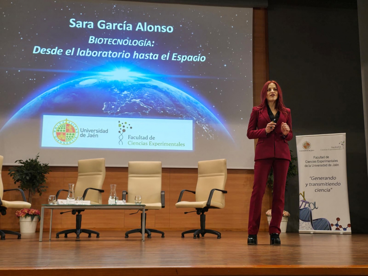  Sara García Alonso ofrece una conferencia sobre superación en la UJA 