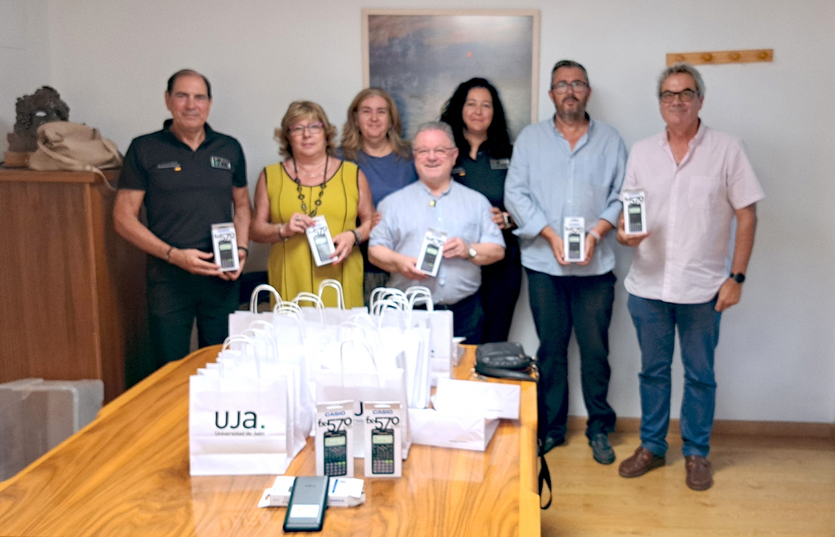 Reclusos de Jaén reciben calculadoras para formarse en matemáticas