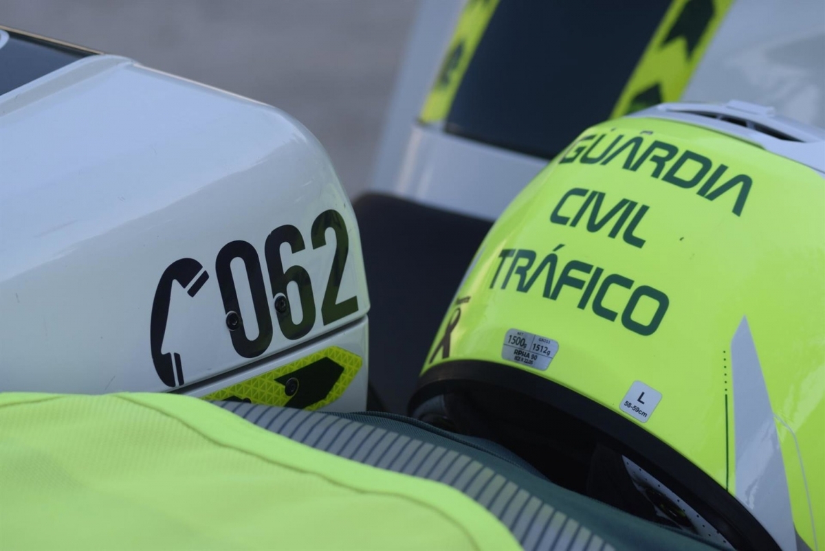  Cinco heridos, entre ellos una menor de dos años, al volcar una furgoneta 