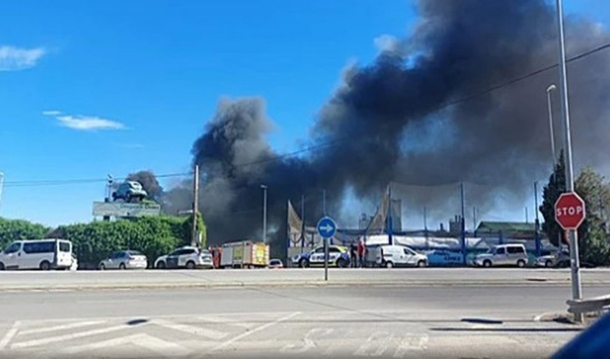  Medio centenar de vehículos afectados en un incendio en Bailén 