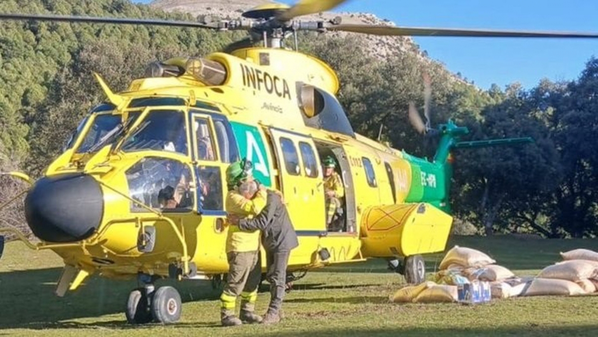  El Infoca transporta pienso a pastores y ganaderos de Jaén 