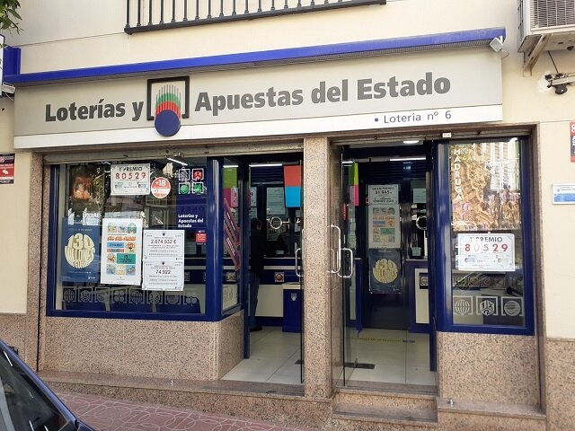  Linares y Vilches, agraciados con el tercer premio, el 90.693 