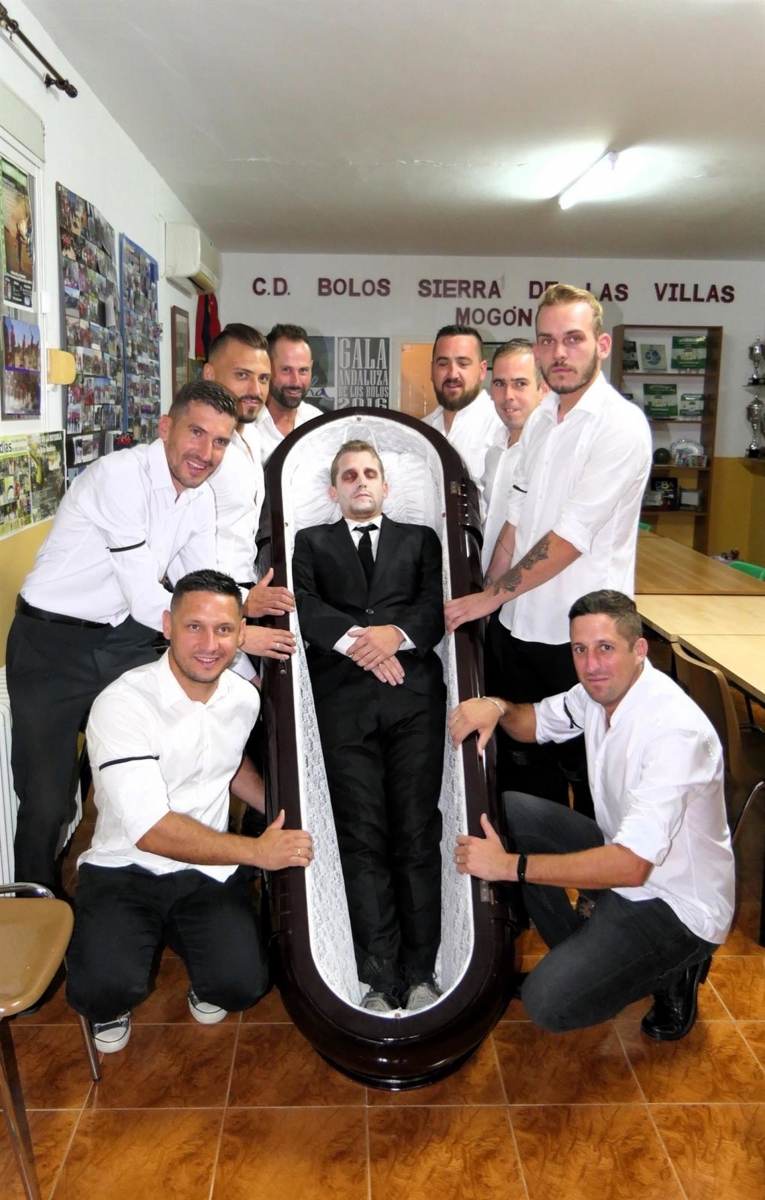 Mogón revive la tradición del entierro y resurrección del alcalde