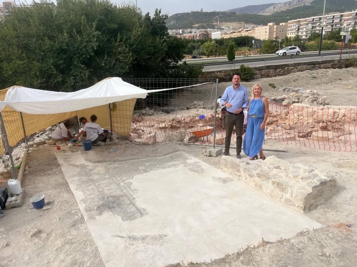  Descubren un fragmento de mosaico en la villa romana de Los Robles 