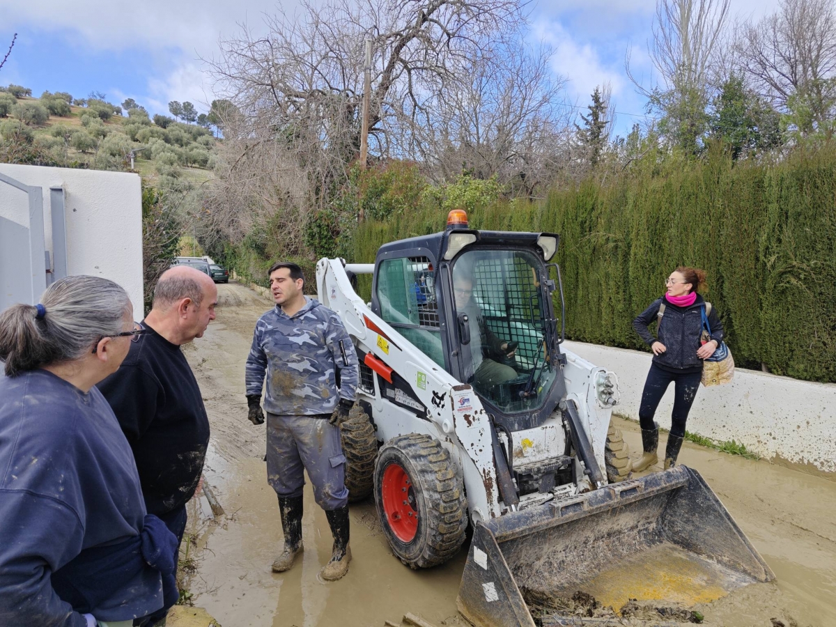  La federación vecinal OCO ayuda a limpiar el Puente de la Sierra 