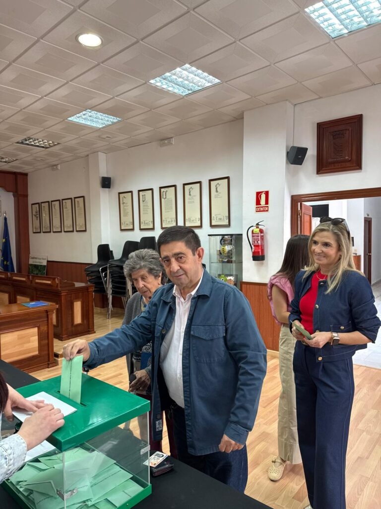  Francisco Reyes y el resto de candidatos del PSOE votan con normalidad 