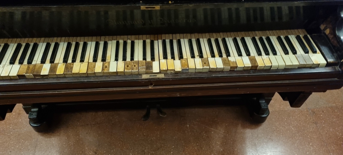  El alumnado de la UNIA reclama restaurar el piano que tocó Lorca en Baeza 