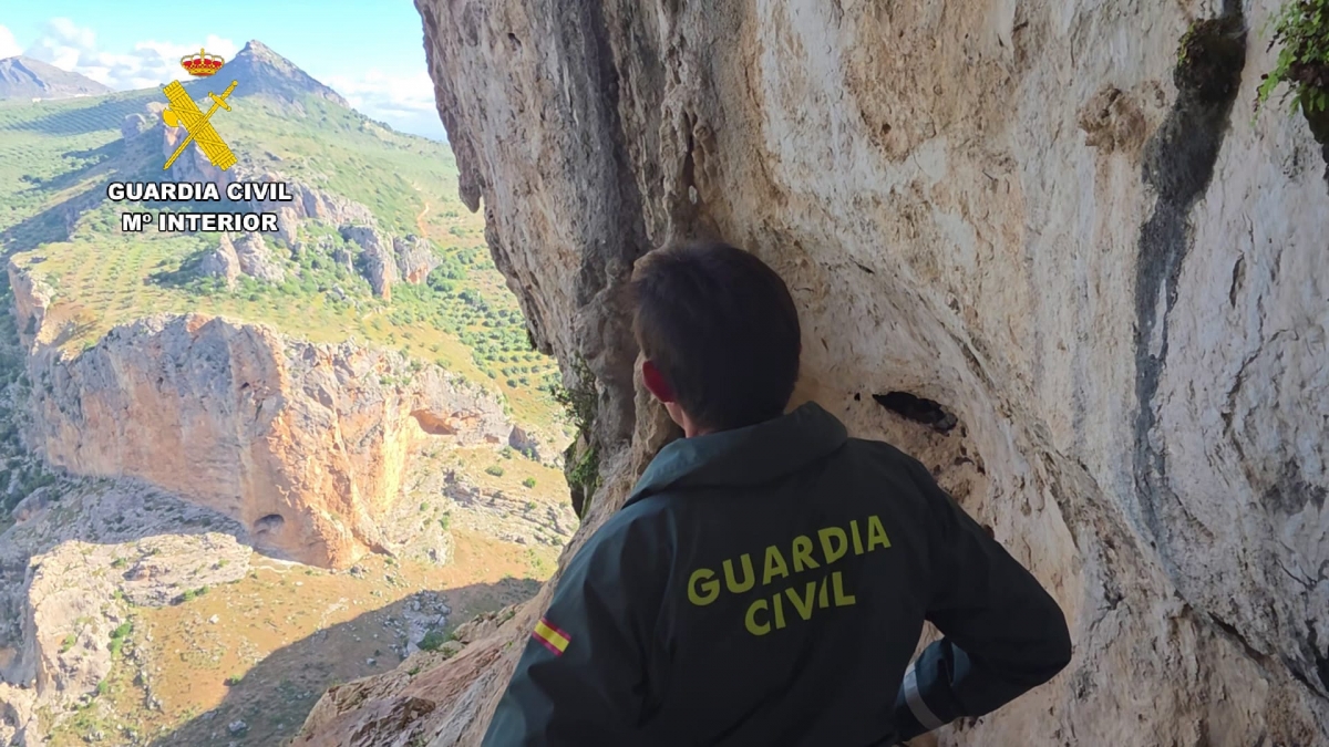  Investigan una vía de escalada en un abrigo donde hay pinturas rupestres 