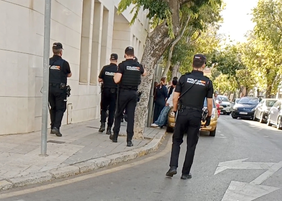 Dos familias involucradas en un enfrentamiento con un vigilante herido