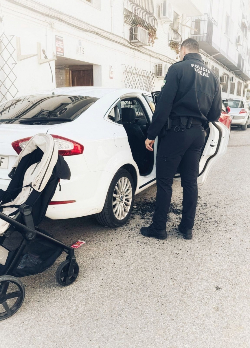  Rescatan a una niña de dos años encerrada en un coche por descuido 