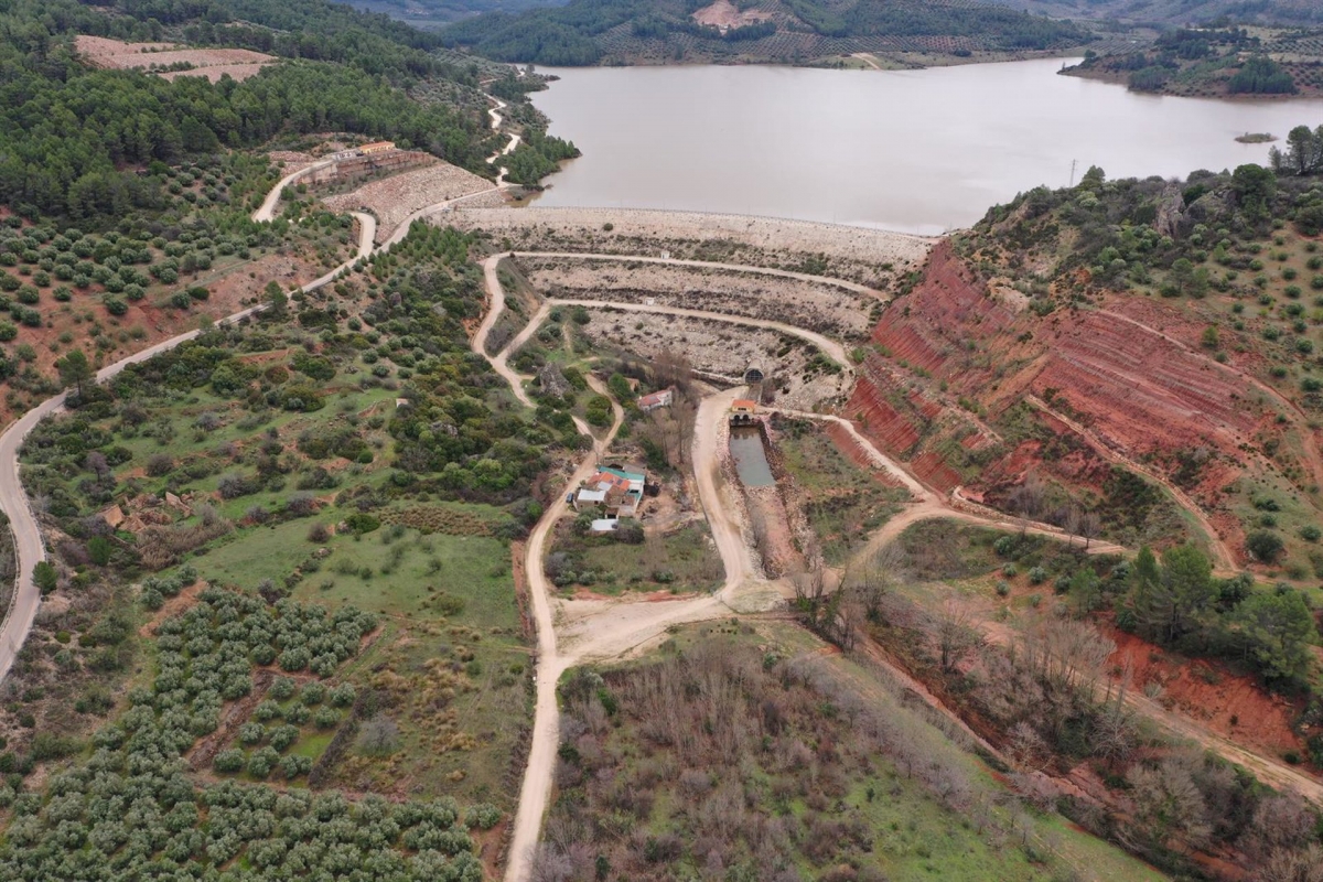  El PSOE defiende su gestión para distribuir el agua de la presa de Siles 